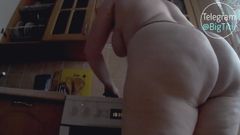 रसोई घर में सुडौल मालकिन एक बड़ी गांड मरोड़ती है