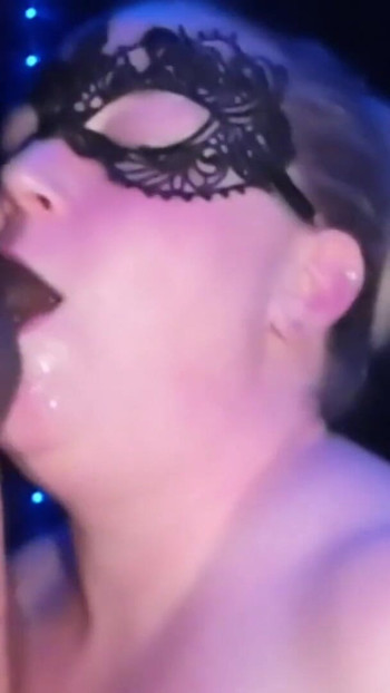 "Amatör büyük memeli orta yaşlı seksi kadın eş değiştirme partisinde sert yarak emiyor gırtlağına kadar alıyor döl yutma"