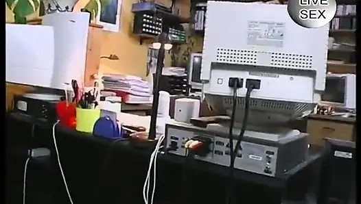 Solo-brünette schlampe spielt beim casting mit muschi