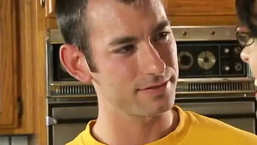 Gözlüklü şehvetli esmer orta yaşlı seksi kadın komşunun mutfağında baştan çıkarıyor