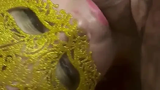 Aku rakus mengisap. Aku ingin banyak sperma di mulutku