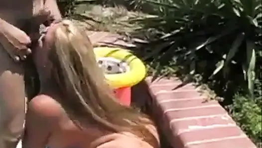 Azgın adam sevimli bebeğin sikini emdirirken sıkı amını yalıyor