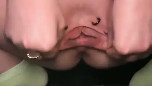 Рабыня С зашивает ей половые губы