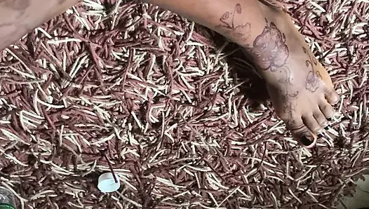 Bagian pijat kaki cewek ebony panas