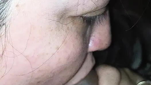 Ehefrau trinkt natursekt