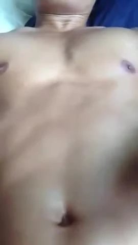 可爱的男孩自慰并在他火辣的身体上射精
