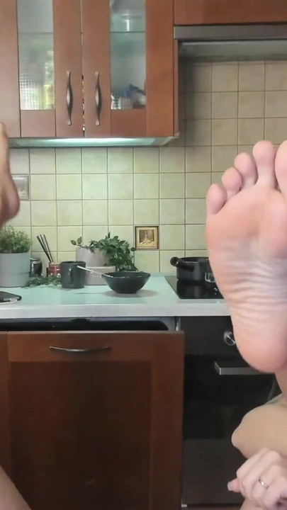 Teen legs in heels are hot | Clip 2