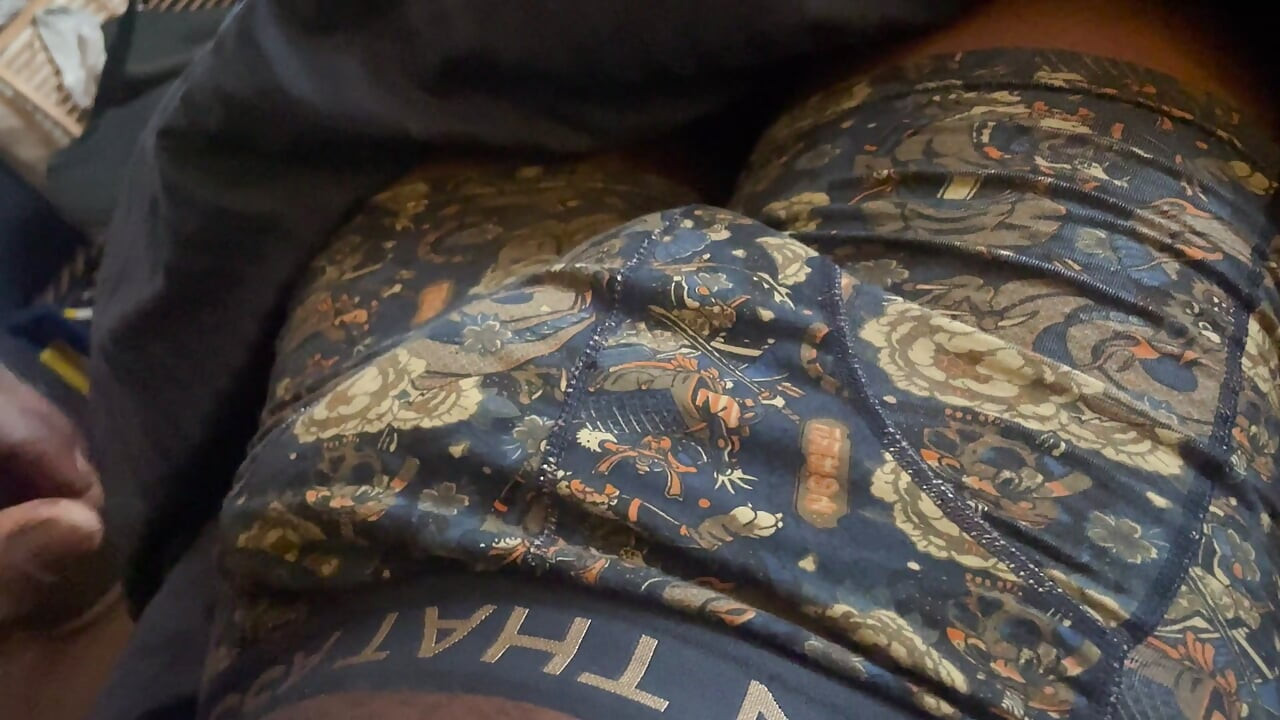 GENÇ BÜYÜK ZENCI YARAĞı YARAĞıNı SıVAZLıYOR