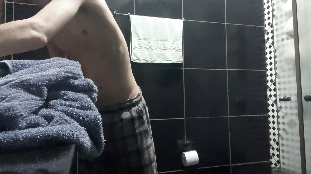 Skinny twink showirng full naked showing his bubble but and big dick