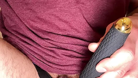 Çıplak bekaret kafesinde vibratörle mahvolmuş orgazm