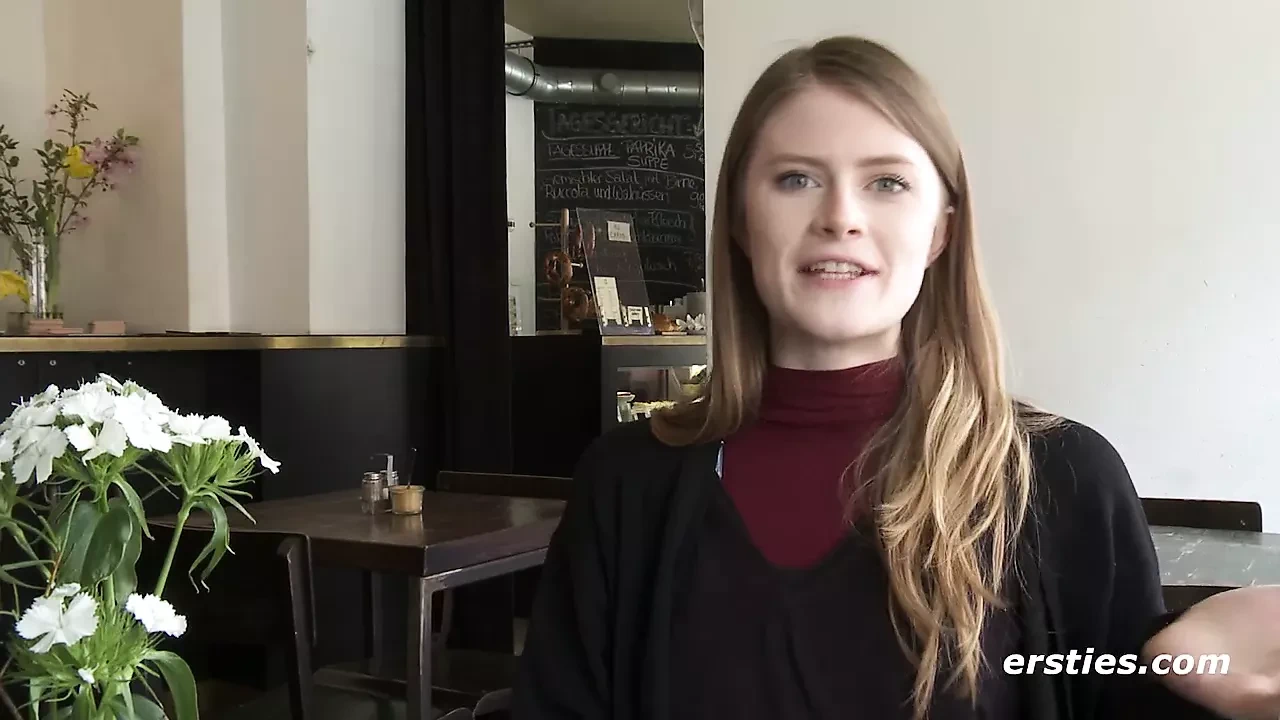 少女Lucy - 双腿向上，阴户扩张高潮