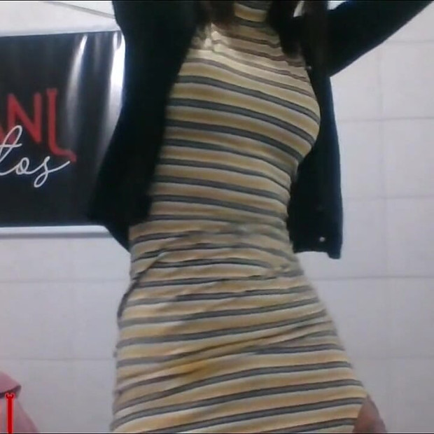 Seksi i zavodljiva Daniela Santos pleše, a zatim doživljava orgazam.