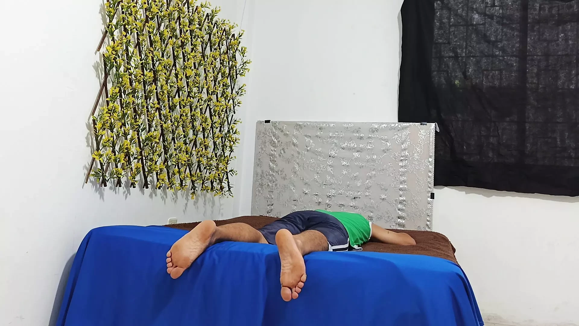 男はプレッシャーに耐えられず、彼らは彼をフィニッシュさせ、彼らは彼をファックし続けます!!