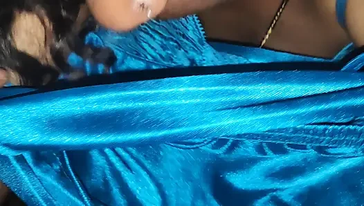 Die ehefrau des freundes, die mit schwanz und muschi spielt, wird in den arsch gefickt.