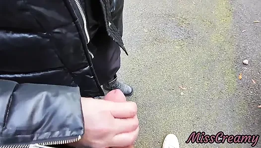 Sik teşhiri - sokaktaki arabaların arasında ateşli bir kızın önünde yarağımı çekiyorum ve boşalmama yardım ediyor - gerçek çok riskli