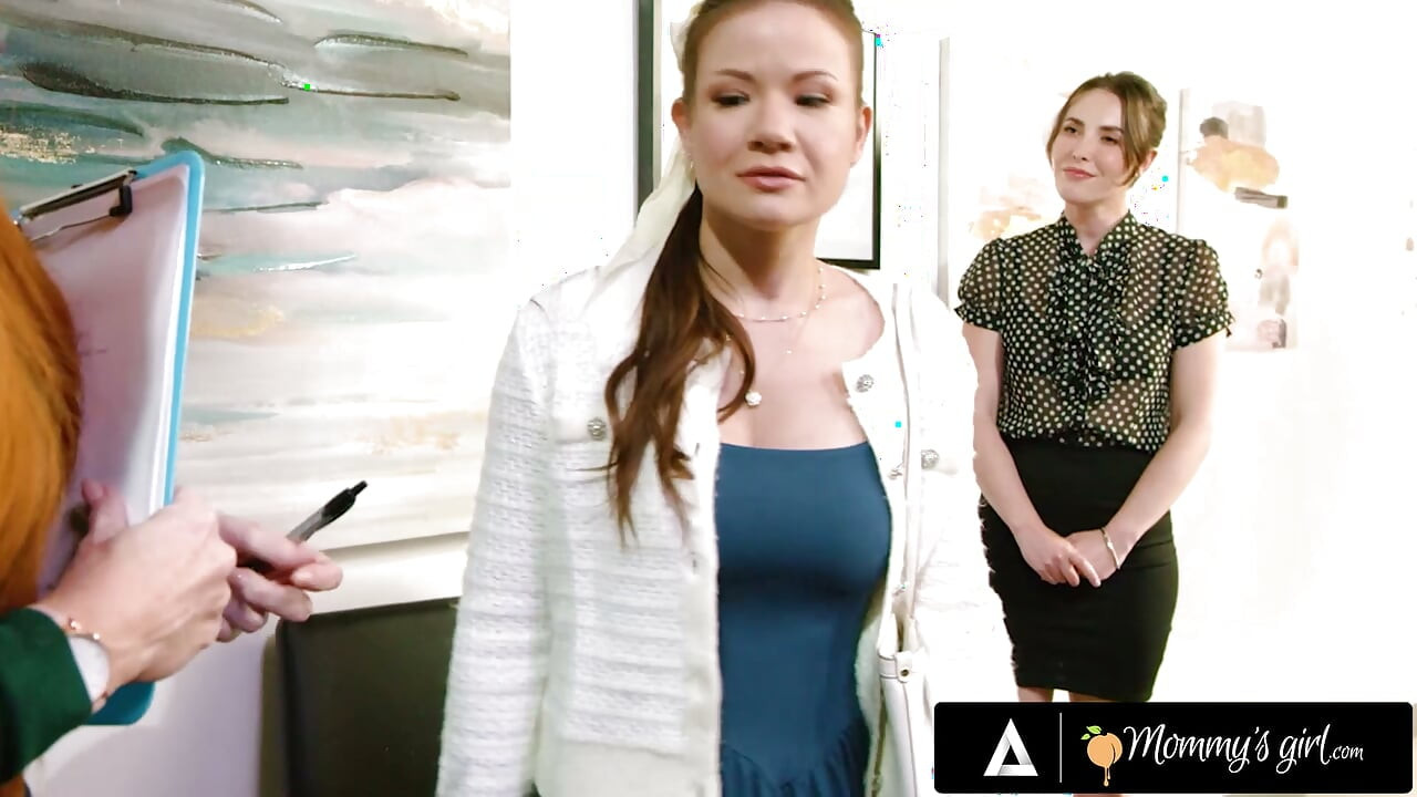 MOMMY'S GIRL - Ärztin Casey Calvert bringt MILF Sophia Locke bei, wie man Stieftochter Alison Rey fingert