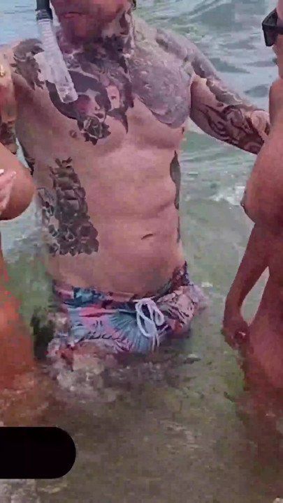 Plano de "sharking" na praia de nudismo leva a quarteto selvagem! | Clipe 1