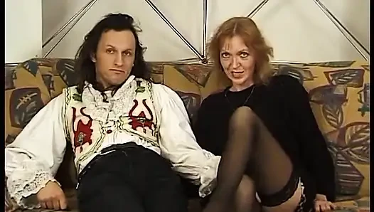 Schöne reife dame bläst und reitet harten schwanz beim casting