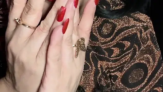 Богиняx мастурбирует, пока не кончит сквиртом