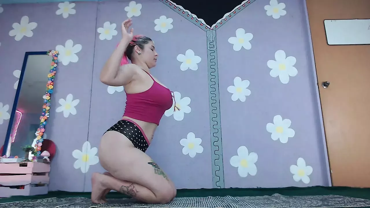 MILF Yoga Workout Live Streaming Latina Big Tits Nip Slip