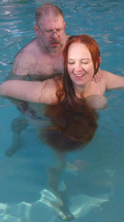Podvodní venkovní bazén sex s dlouhovlasou zrzkou Rapunzel MILF