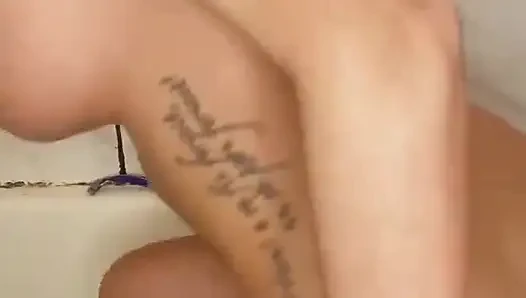 Ngentot dildo besarku di kamar mandi