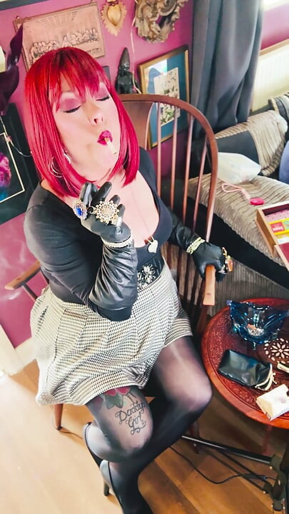 O secretară obraznică Tina Snua Dons Leathe Gloves, Jewellery & Chain Fumează 2 țigări - fumând ciorapi