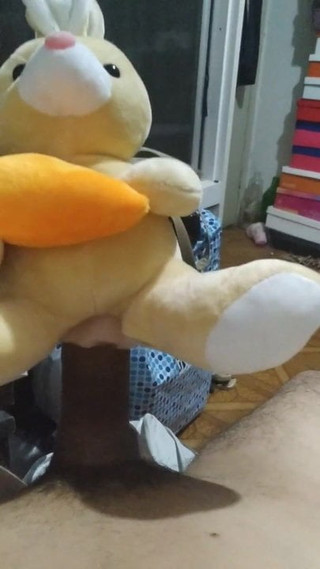 Je baise ma peluche de lapin 2