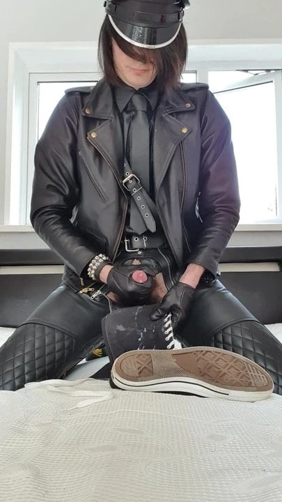 Young leather twink wanking and cumming over cum crust shoes
