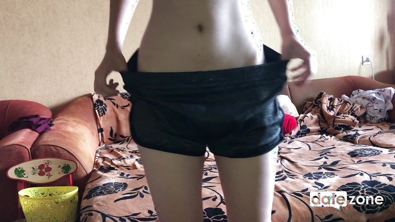 Dezoito menina em um colarinho toca sua buceta espessa, sem raspada e sonha em foder