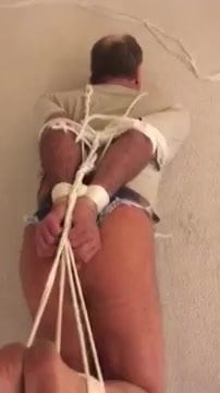 Hogtied e incapaz de escapar