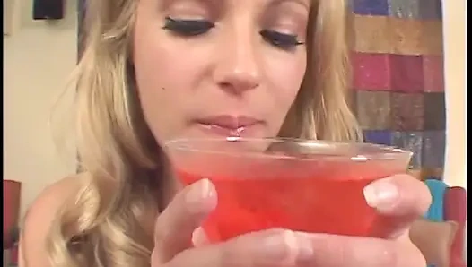 Die freche blonde schönheit samantha ryan spuckt vollen mund mit sperma in ihr glas nach dem sex mit gut ausgestattetem typen