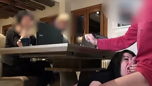 Aşırı! Ateşli yarak masanın altına boşalmak için yaratılmış