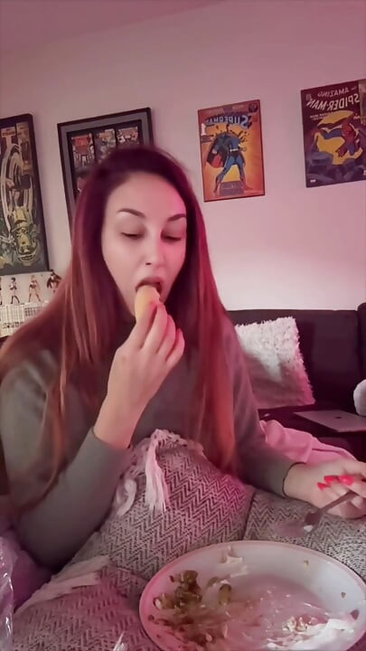 Cocinando y comiendo en cámara
