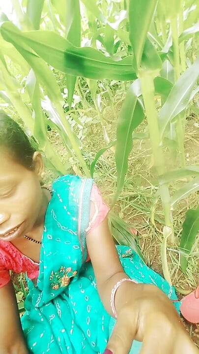 Sister-in-law called me to the field of maize today and sister-in-law sucked my cock and removed the water, then I picked up sister-in-law's two legs and fucked my sister-in-law loudly.