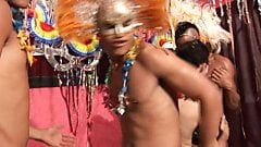 Homomannen genieten van carnaval met erotische pijpbeurt en neuken