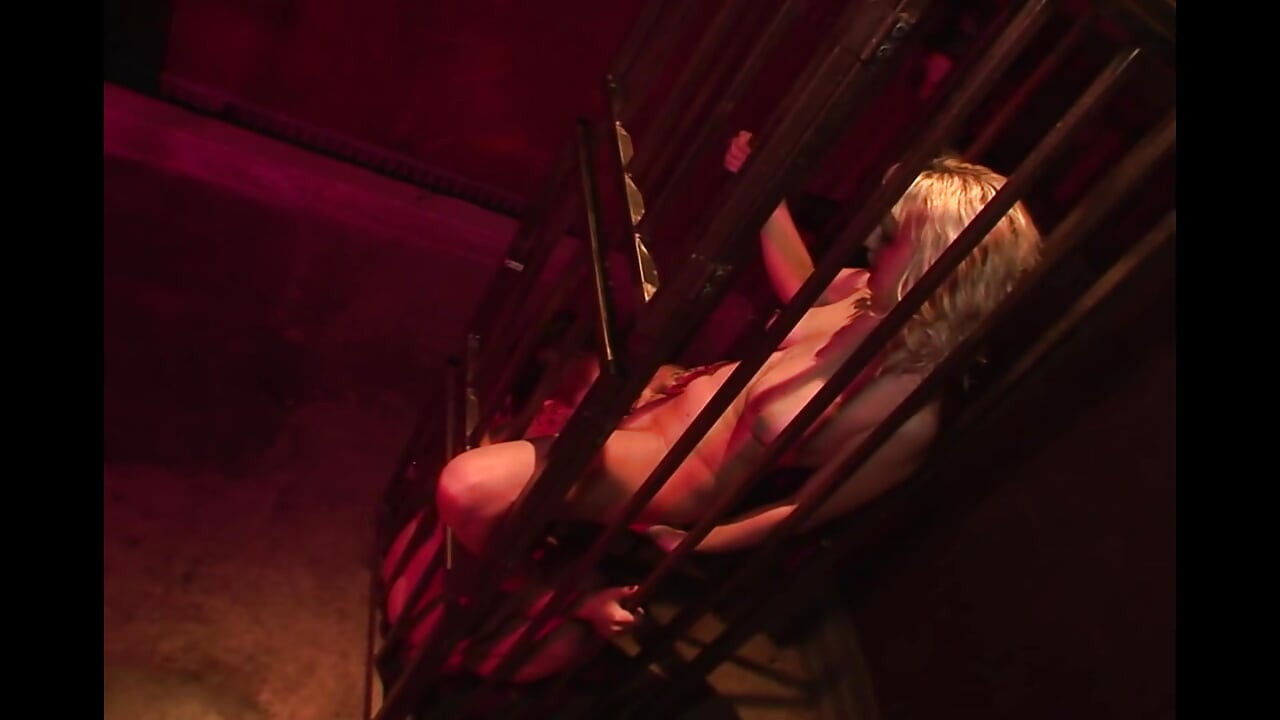 В тайната изба жените получават това, което искат.