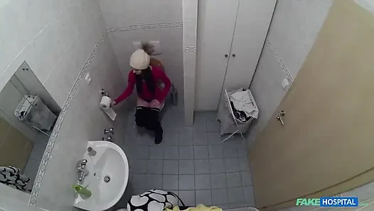 Doktor güzel hastaların amını muayene ediyor ve dölleme reçete ediyor