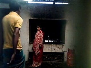 Villaggio bengalese Boudi viene scopata in cucina