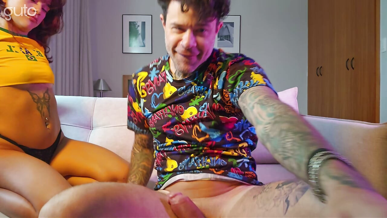 Carioca whore na naka-Brazil shirt, sinisipsip at sinasakyan nang walang condom hanggang sa labasan sa loob ng puke...