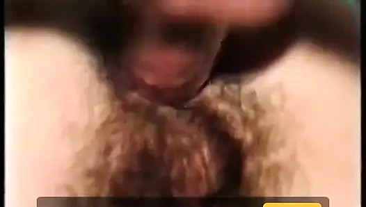 Haariges hottie wird in ihre löcher gefickt