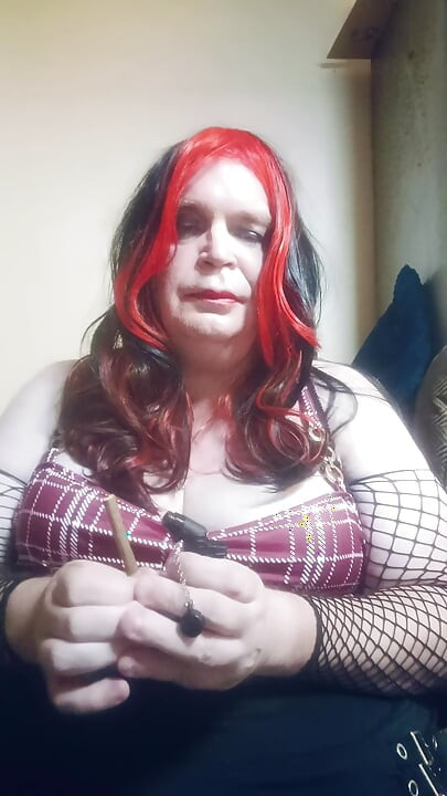 Una charla entre bastidores mientras fuma un puro mini y habla de lo que sí y no hará sexualmente.
