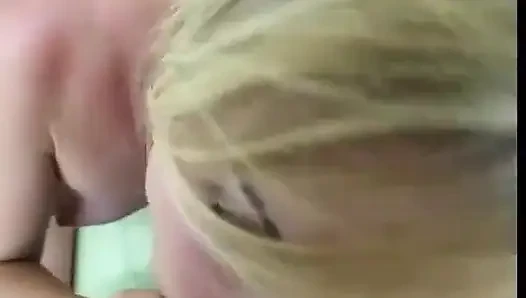 POV-blondine mit kleinen titten lutscht riesigen schwanz und wird dann von hinten besahnt