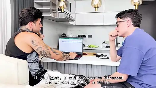 Ich Ficke Die Große Stiefmutter Meines Besten Freundes, Während Er Videospiele Spielt - Naty Slim