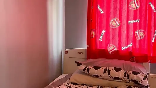 Seks oyuncağıyla mastürbasyon yapıyor ve götünü sikiyor