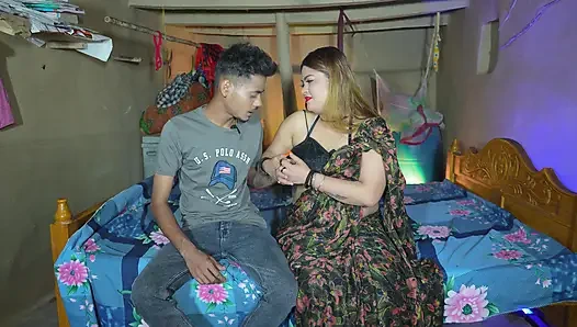 Индийская деревенская бхабхи трахает в ее тугую киску кредитный менеджер в течение дня