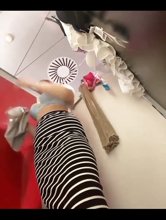 Masturberen in de paskamer. Kleed je om en flitst met tieten