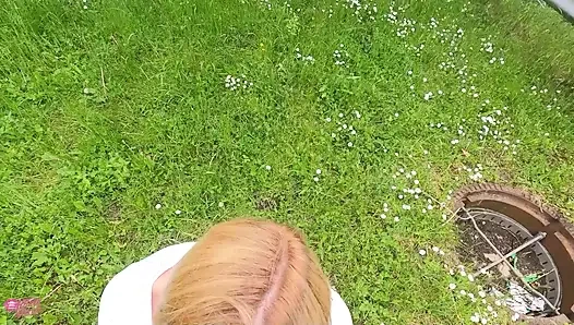 Возбужденную блондинку-шлюшку трахают в задницу