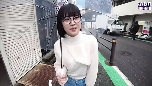 Cewek berkacamata manis menggoda saat lagi santai di balik kebahagiaan teluk yang tak berujung -bagian.1