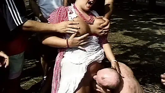 Tombul Fransız çiftlik kızı dağınık grup seks yapıyor